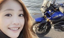 摩托车网红小姐姐吃瓜,趣味横生瞬间引网友热议