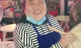 抖音摆摊网红男吃瓜,揭秘摆摊生活背后的酸甜苦辣